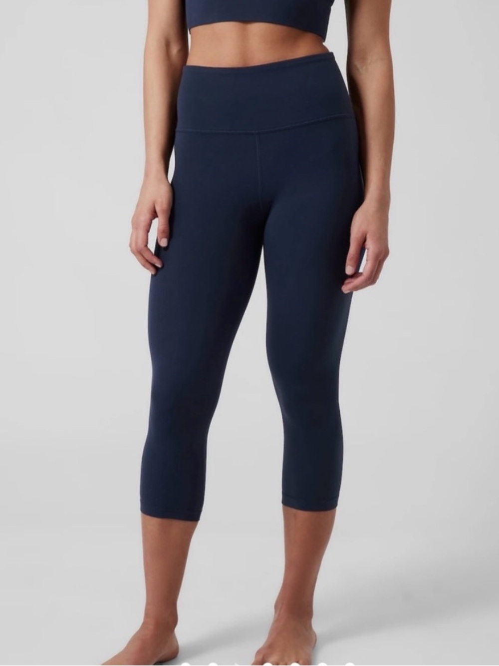 Athleta salutation stash pocket II capri navy blue leggings